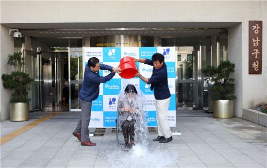 신연희 강남구청장이 29일 오전 아스버킷 챌린지에 참여했다.