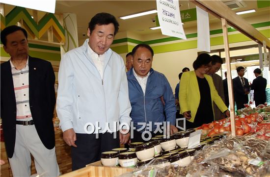[포토]이낙연 전남도지사,구례 지리산나들이장터 개장식 참석