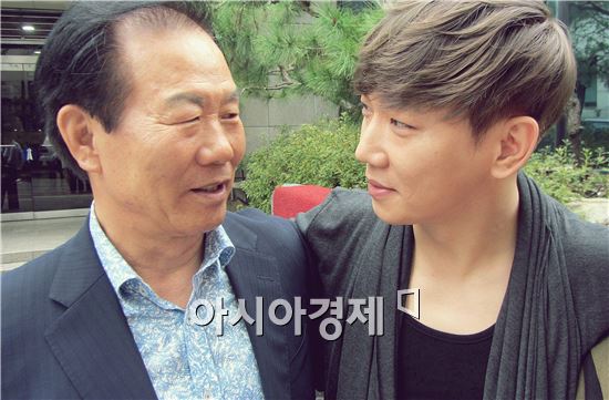 태원(오른쪽)과 아버지