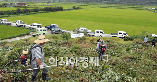 구례군 토지면 의용소방대 40여명이 추석을 앞두고  공동묘지 벌초를 실시했다. 