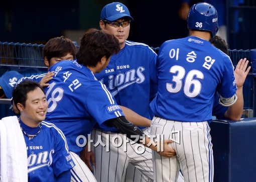 [포토]박석민, '홈런친 이승엽 엉덩이에 손이..'