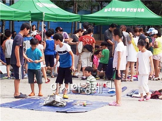 광주시 북구 일곡동 주민센터는 행복나눔아파트 만들기 아나바다 장터를 개최했다.