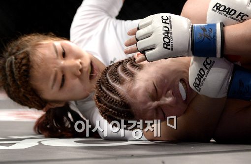 [포토]김지연,'무시무시한 파운딩 공격'