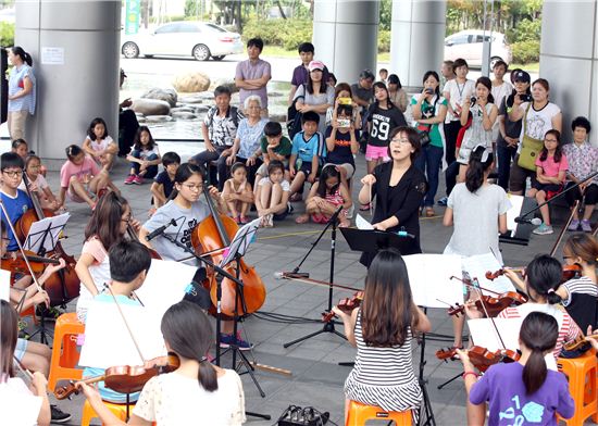 우리동네 예술학교 금천 오케스트라 런치콘서트 모습
