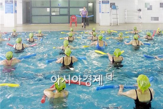 광주광역시여성발전센터 수영장에서 주부들이 수영을 배우고있다.