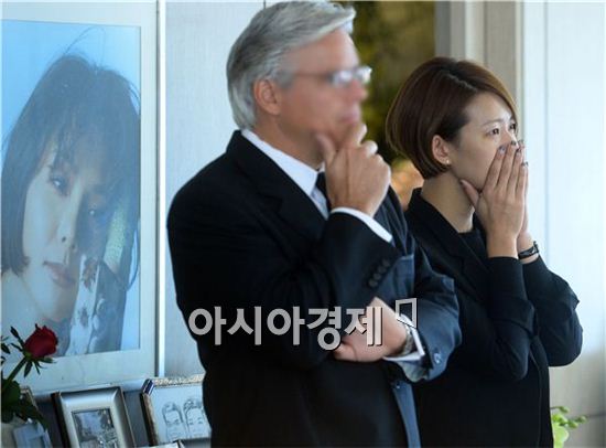 김진아 발인, 배우 정애연 오열… "무슨 관계길래?"