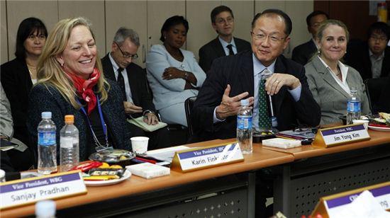 2012년 10월 16일 산업단지공단을 찾은 김용 세계은행 총재가 발언을 하고 있다. 김 총재는 산단공에서 CEO들과 만나 개발도상국 성장 노하우와 의료장비·교육 등에 대해 논의했다. 