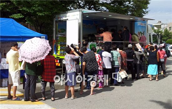 서울시 중구 한 아파트단지 앞에서 열린 직거래장터에서 주민들이 함평천지한우를 사기 위해 줄 서 있다.
