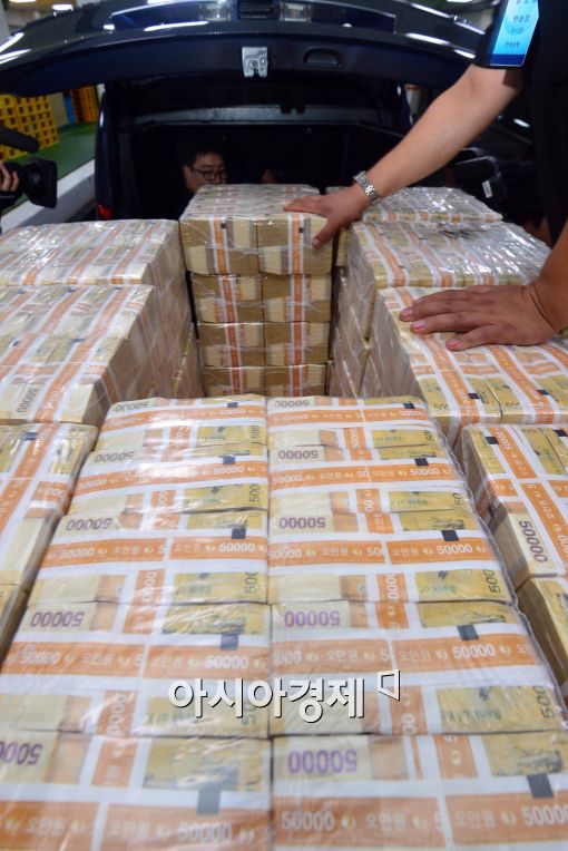 [포토]추석자금 방출하는 한국은행 관계자들