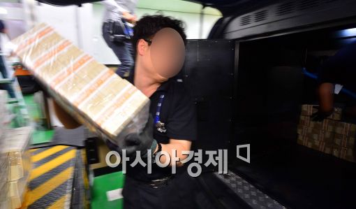 [포토]추석자금 싣는 관계자들