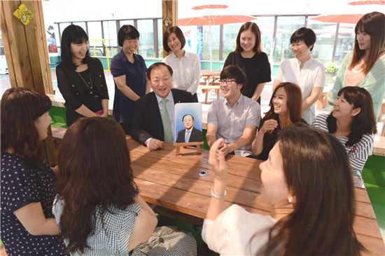 김주하농협은행장(앞줄 왼쪽)은 1일 용산별관 고객행복센터를 방문해 콜센터 상담사 쉼터인 하늘마루에서 상담사들과 대화를 나누고 있다.(자료제공:농협은행)