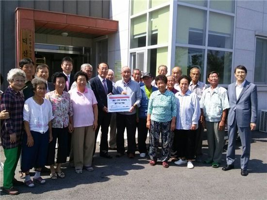 한국소비자원이 청사 이전 첫 날 지역 어르신을 방문하는 행사를 가졌다.
