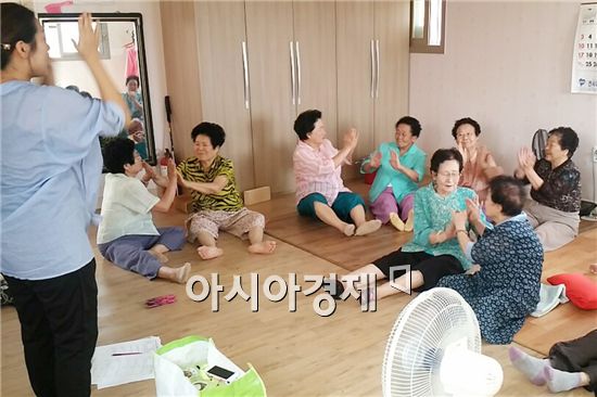 [포토]광주 동구, '마음건강 청춘100세 프로그램' 운영