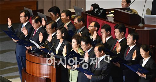 [포토]선서하는 재보궐 15인