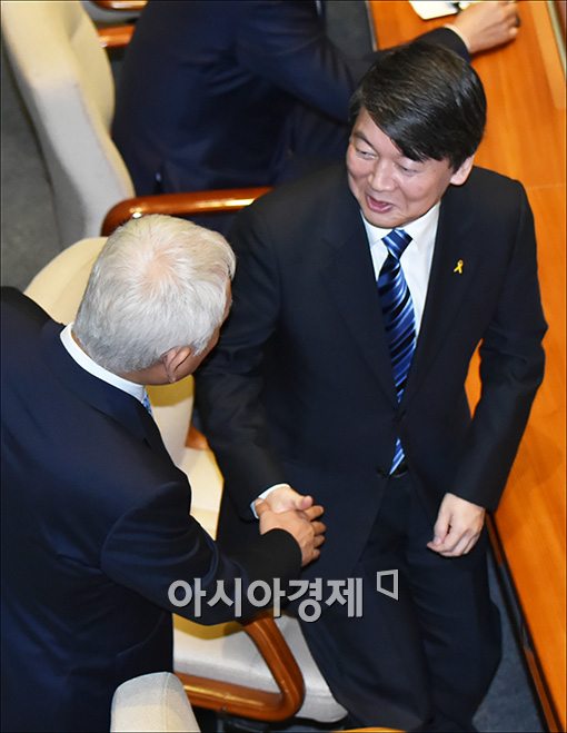 [포토]인사하는 김한길·안철수