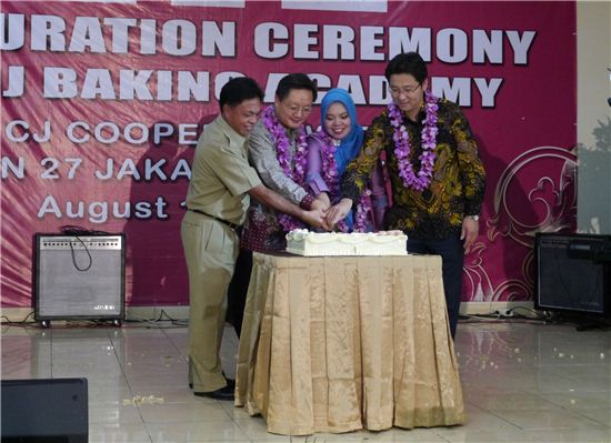 한-인니 CJ제과제빵학과의 개교식이 열린 인도네시아 자카르타 SMKN27 학교 강당에서 관계자들이 축하 케이크 커팅을 하고 있다.
