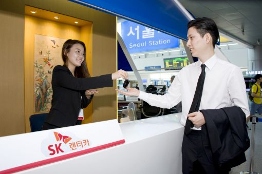 SK렌터카는 서울역 종합안내소에 지점을 개설하고 서비스에 나섰다. 2일 오전 KTX를 타고 서울역에 올라온 고객이 렌터카 계약서를 작성 후 차량 키를 받고 있다.