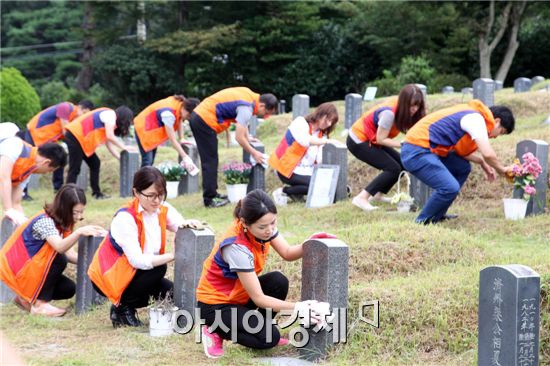 광주 북구청 공무원들로 구성된 청년간부회의위원들과 직원들이 2일 민족의 대명절인 추석을 앞두고 운정동 5.18민주묘지 구 묘역에서 잡초제거와 묘비 닦기 등 환경정화활동을 하고 있다. 사진제공=광주시 북구 

