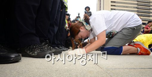 [포토]경찰에 가로막힌 세월호 서명 전달 