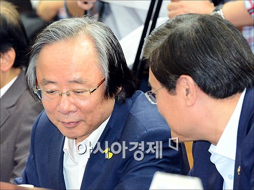 [포토]경제관계장관회의 참석한 이주영 장관