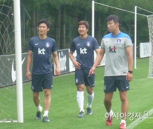 아시안게임 축구대표 김진수(맨 왼쪽)와 박주호(가운데)
