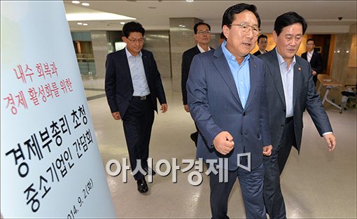 [포토]중소기업인 만나는 최경환 경제부총리