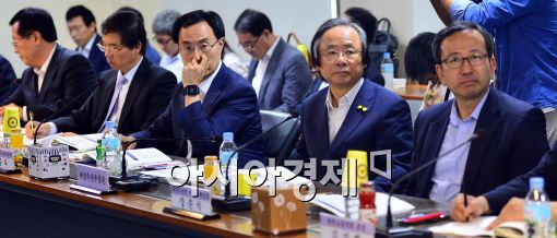 [포토]영상 자료 보는 이주영 장관과 관계자들