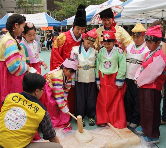 CJ오쇼핑 ‘추석맞이 민속놀이 체험 및 송편 나눔 행사’ 진행