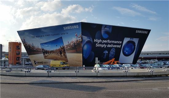 테겔 베를린 국제공항에 설치된 삼성전자 옥외광고