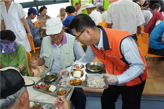 현대하이카다이렉트 직원이 서울 영등포구 장애인 사랑나눔의집에서 이용자들에게 점심을 제공하고 있다.