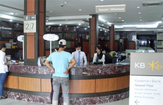 ▲KB국민은행 캄보디아 본점 내부 전경. 지난달 27일 이른 아침임에도 불구하고 은행 업무를 보려는 사람들이 줄을 서 기다리고 있다.