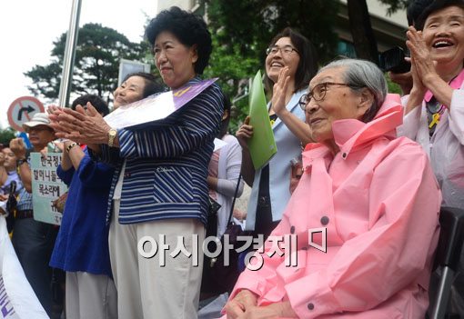 [포토]참가자들의 편지에 미소 짓는 김복동 할머니 