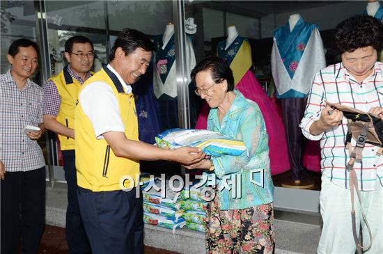 [포토]광주 남구, 교통질서캠페인 및 불우이웃돕기 성품 전달