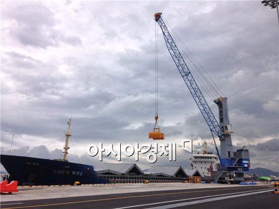 광양항 여천일반부두 첫 선박 ‘천웨이’호 입항