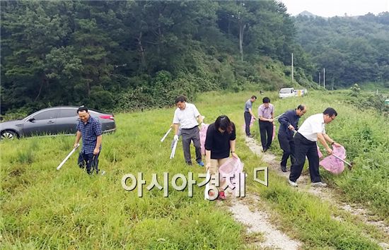 한국농어촌공사 곡성지사(지사장 이상천)는 지난 2일 입면 흑석리에 위치한 흑석 저수지에서 추석맞이 환경정화행사를 실시했다.

이날 행사에서는 공사 직원 20여명이 참석해 저수지내 주오염원인 낚시꾼과 행락객들이 버리고 간 생활쓰레기를 집중적으로 수거하였으며, 인근주민과 낚시꾼을 대상으로 환경 캠페인 및 수질관리 교육을 실시했다. 

이상천 지사장은 “친환경 농산물생산에 필요한 맑고 깨끗한 농업용수를 공급하기 위하여 지속적인 노력을 할 것”이라며 “곡성군과도 지속적으로 협력하여 깨끗한 저수지를 만들어 가겠다” 고 전했다. 

한국농어촌공사 곡성지사는 맑은 물 보전과 쾌적한 수변환경 조성을 위하여 매월 농업기반시설물 주변의 지속적인 정화활동을 실시할 계획이다.

또한 곡성지사 전 직원은 농어촌의 안정적인 소득을 위하여 청정 농어촌용수의 지속적 확보 및 공급 역량을 강화하자고 다짐했다.