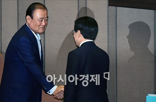 [포토]악수하는 송광호·황교안