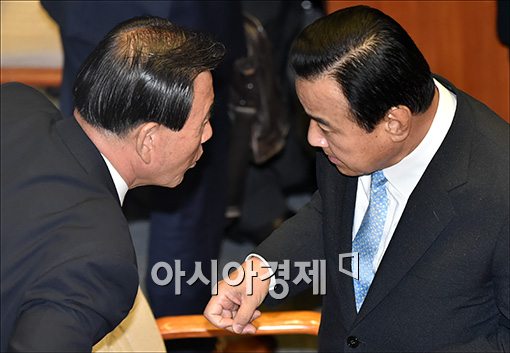 [포토]의견 나누는 이완구·홍문표