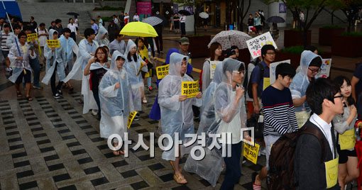 [포토]특별법 제정 외치며 걷는 대학생들 