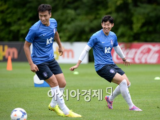 [포토]손흥민,'동국이형이 있어 든든해요'