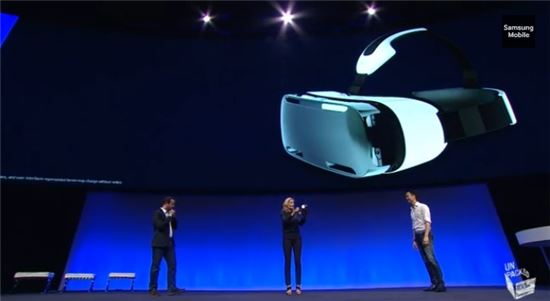삼성 '기어 VR' 공개…"QHD로 보는 가상현실 세계"
