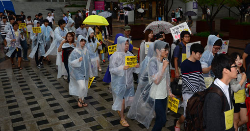 수도권 소재 대학생들이 3일 서울 광화문에서 집회를 갖고 세월호 특별법 제정을 요구하고 있다.