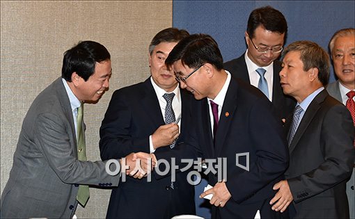 고용부 장관 "기업규모따라 '휴일근로에 연장근로 포함' 적용"