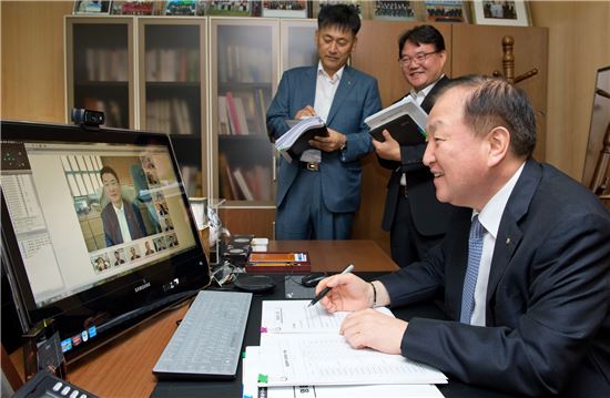 김주하 농협은행장이 4일 은행장실에서 전국 영업본부장 17명과 화상회의를 진행하고 있다.(자료제공:NH농협은행)