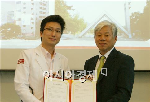 에이치플러스 양지병원 김상일 병원장(왼쪽)과 서울대학교 스포츠과학연구소 나영일 소장(오른쪽)이 4일 진료협약을 체결했다.