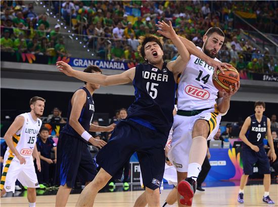 4일(한국시간) 스페인 그란카나리아 아레나에서 열린 2014 국제농구연맹(FIBA) 농구 월드컵 D조 4차전 리투아니아와 경기에서 김종규(왼쪽)와 요나스 발렌시우나스가 리바운드 싸움을 하고 있다.[사진공동취재단]