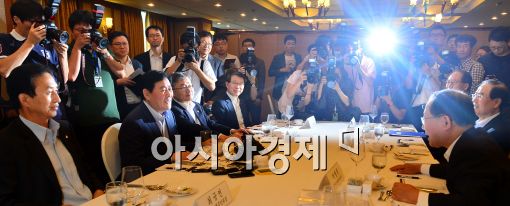 [포토]모두발언하는 최경환 부총리