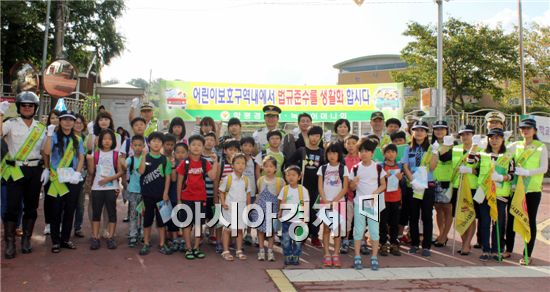 함평경찰서는 4일 함평군 학다리 중앙초등학교 입구에서 교통캠페인을 실시했다.