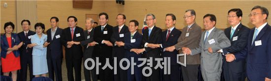  4일 오전 광주 서구 김대중컨벤션센터에서 대한민국을 생각하는 호남미래포럼이 주관한 '광주·전남광역단체장 초청 호남발전간담회'가 열렸다. 윤장현 광주시장과 이낙연 전남도지사·한갑수 호남미래포럼이사장·김성호 호남미래포럼 상임운영위원 등이 기념사진을 찍고 있다. 사진제공=전남도