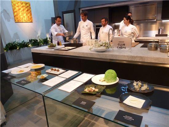 ▲'IFA 2014' 전시장에 마련된 '프리미엄 라운지'에서 클럽드셰프 멤버들이 삼성전자의 유러피언 셰프컬렉션 제품을 사용해 요리하고 있다. 