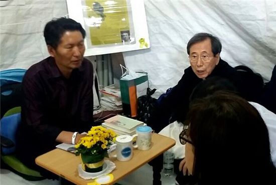 광화문 광장에서 단식 농성 중인 정청래 새정치민주연합 의원이 4일 저녁 찾아온 함세웅 신부와 이야기를 나누고 있다. <출처:정청래 의원 페이스북>